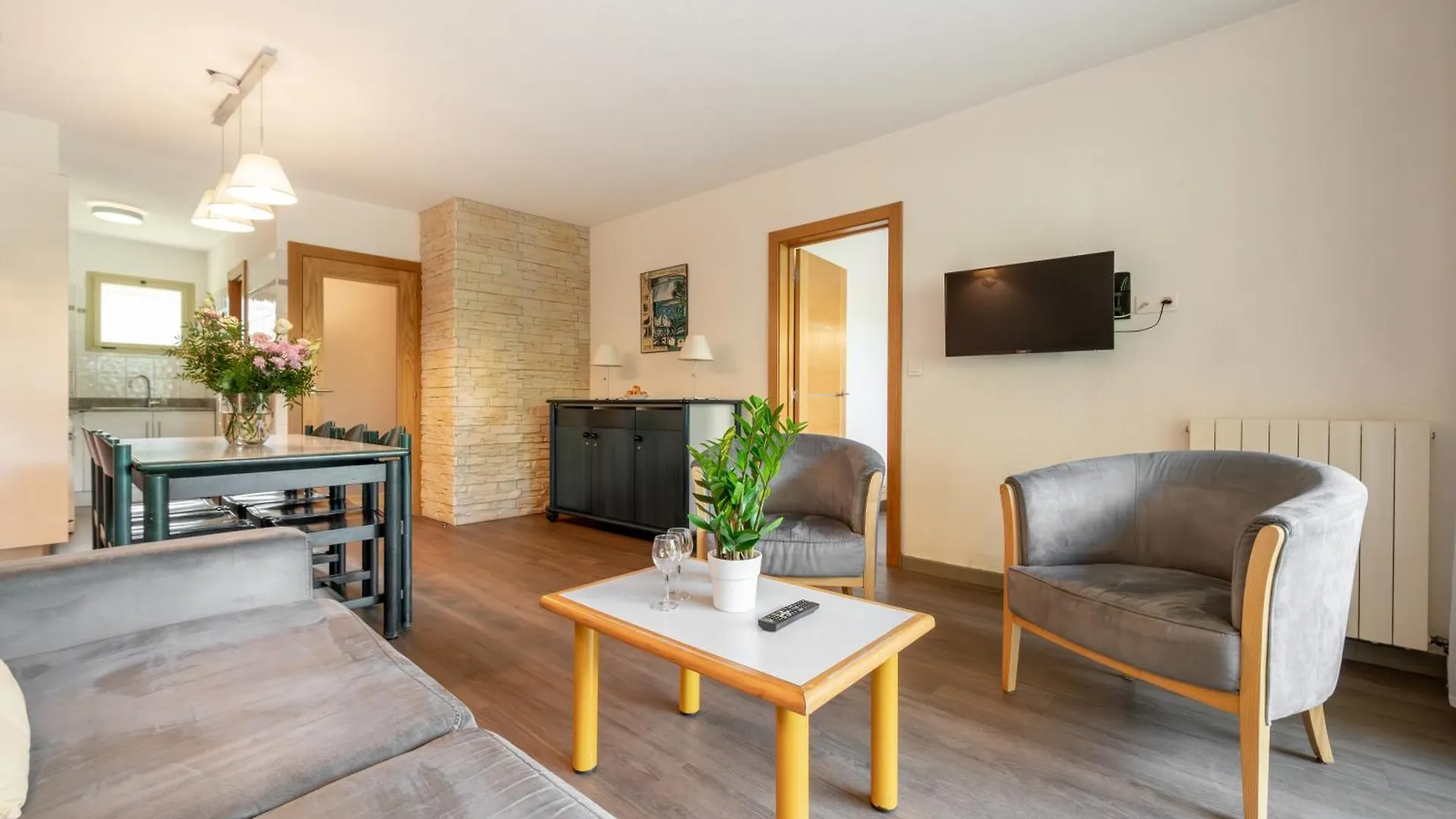 Apartment Les 15 Pins & La Mer -Your Green Getaway Near Sea & Beach Antibes