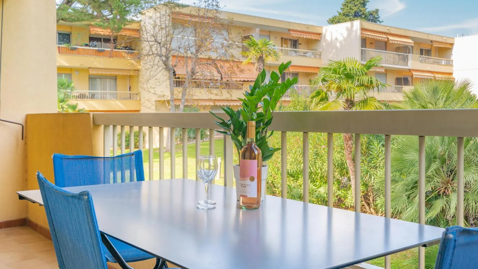 Apartment Les 15 Pins & La Mer -Your Green Getaway Near Sea & Beach Antibes France