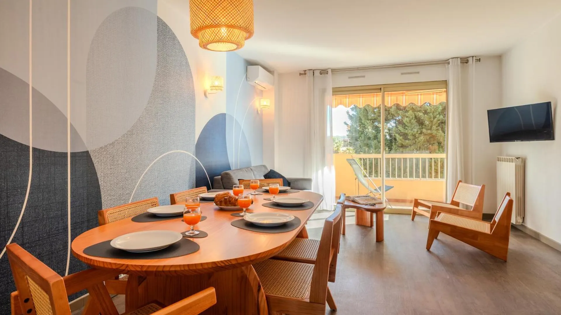 Apartment Les 15 Pins & La Mer -Your Green Getaway Near Sea & Beach Antibes