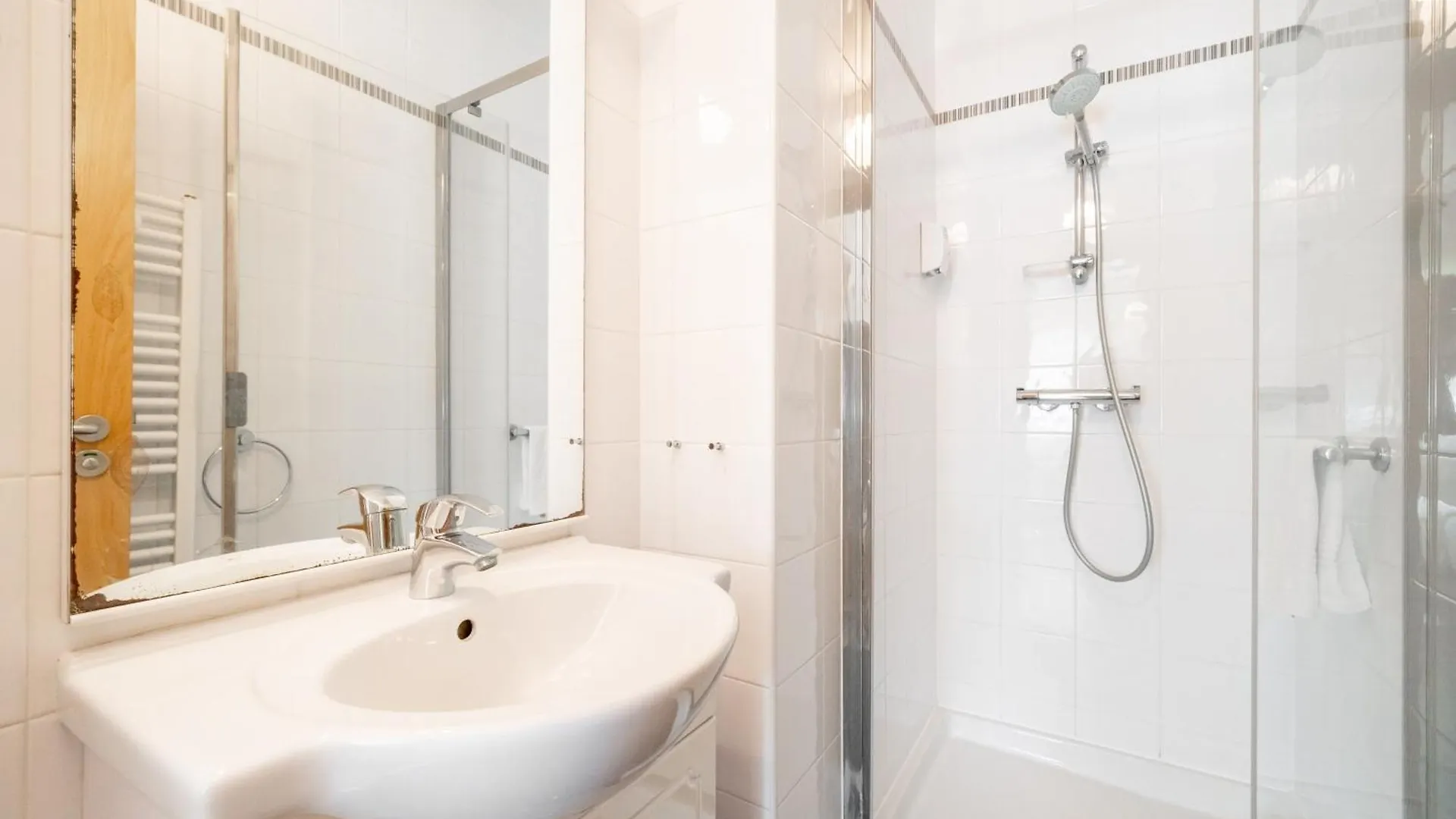 Les 15 Pins & La Mer -Your Green Getaway Near Sea & Beach Antibes France