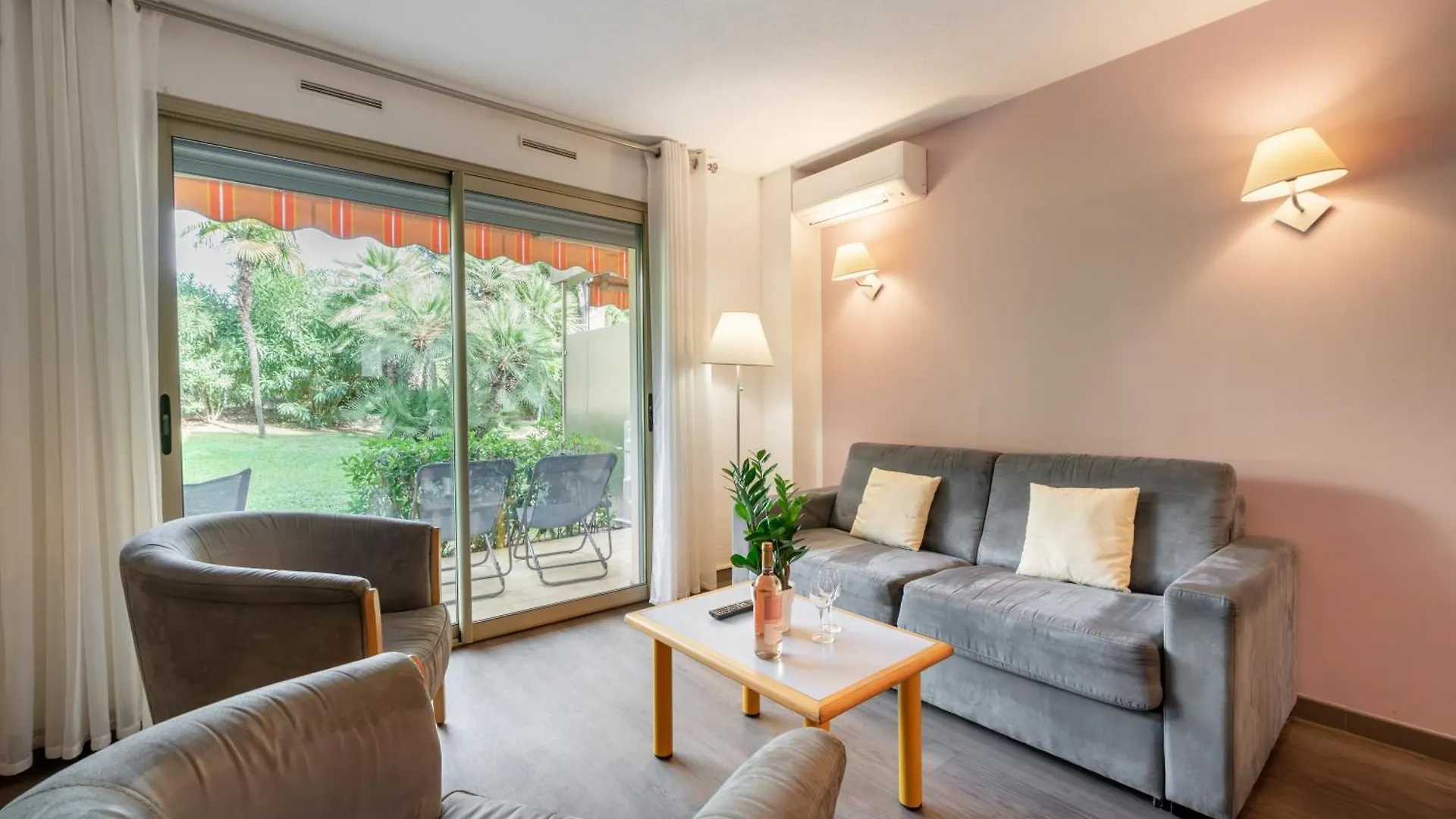 Appartement Les 15 Pins & La Mer -Your Green Getaway Near Sea & Beach Antibes