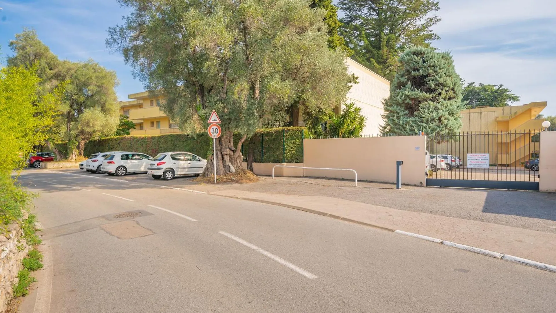 Les 15 Pins & La Mer -Your Green Getaway Near Sea & Beach Antibes Appartement