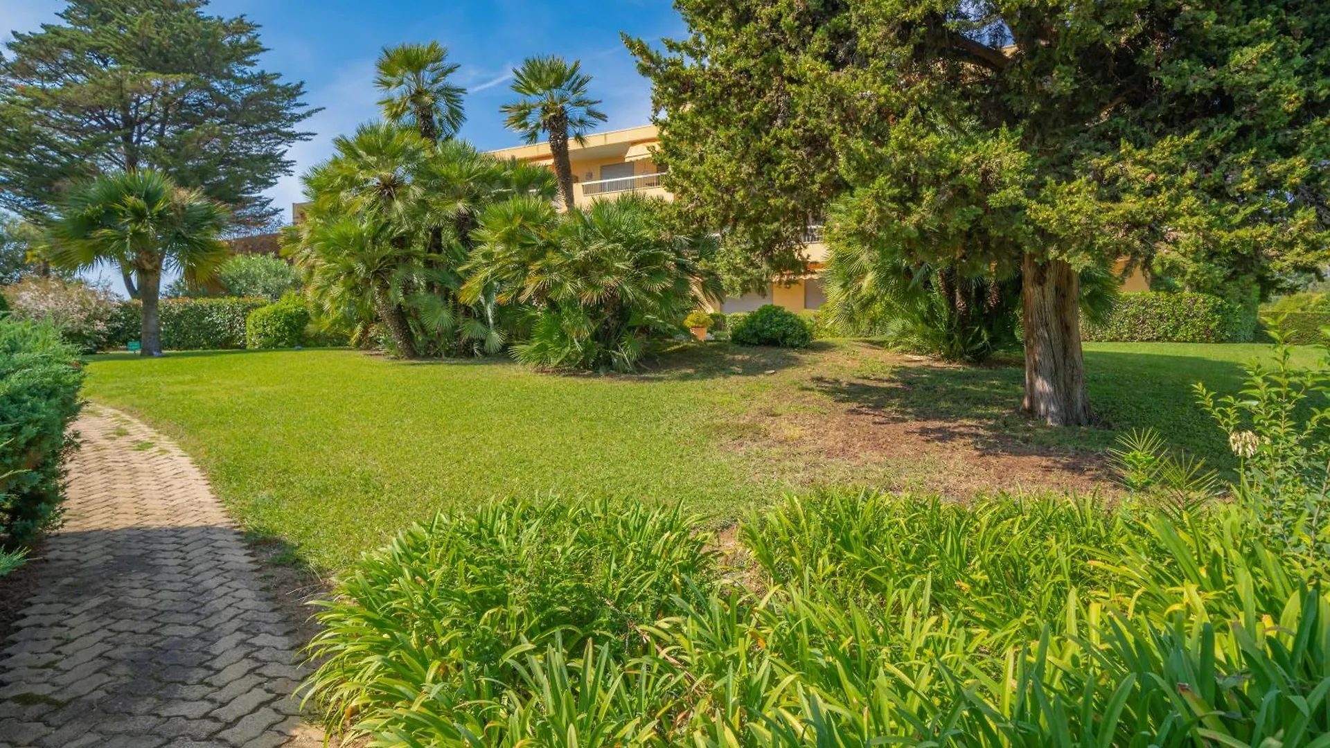 Appartement Les 15 Pins & La Mer -Your Green Getaway Near Sea & Beach Antibes France