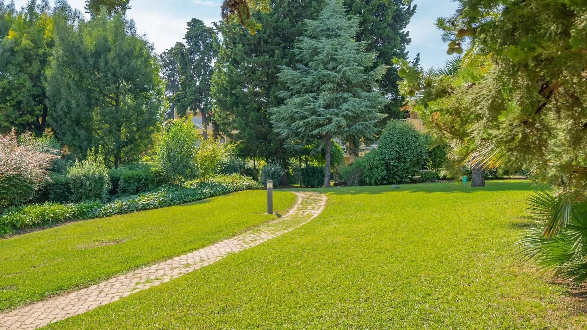 Les 15 Pins & La Mer -Your Green Getaway Near Sea & Beach Antibes 0*,  France