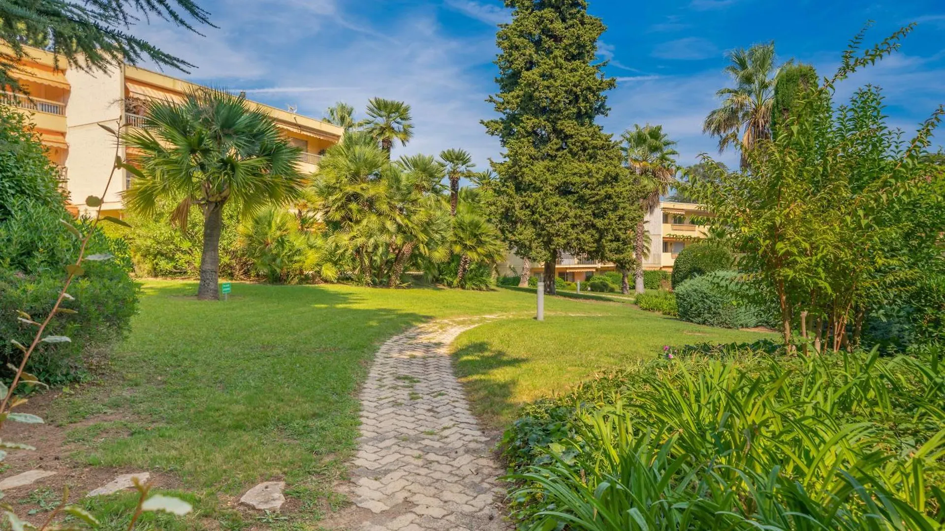 Les 15 Pins & La Mer -Your Green Getaway Near Sea & Beach Antibes