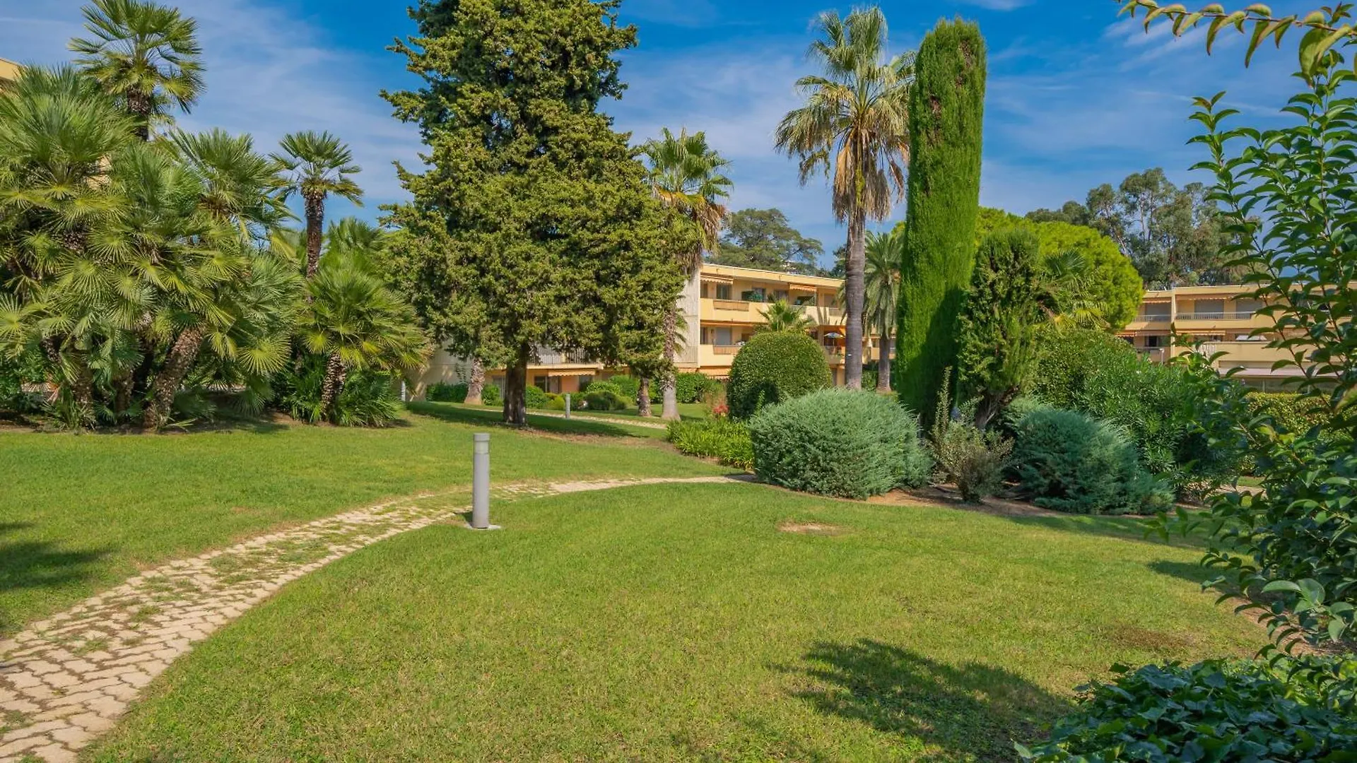 Appartement Les 15 Pins & La Mer -Your Green Getaway Near Sea & Beach Antibes